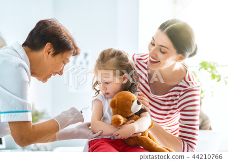 vaccination to a child vaccination to a child 44210766