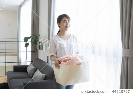 洗衣的女人 洗衣的女人 44210767