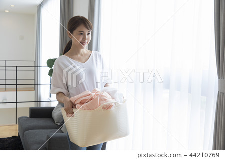 洗衣的女人 洗衣的女人 44210769
