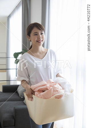 洗衣的女人 洗衣的女人 44210772