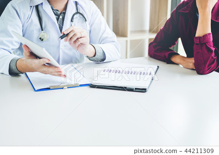 Doctors and patients sit and talk. At the table Doctors and patients sit and talk. At the table 44211309