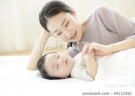 三個授權家庭 三個授權家庭 44212892