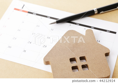 House and calendar image House and calendar image 44212914