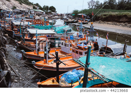 fishing boats 44213668