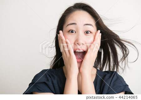 驚訝的年輕日本女人面部表情震驚 驚訝的年輕日本女人面部表情震驚 44214065