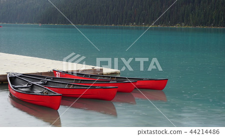 猩紅色的湖面和船 44214486
