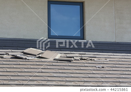 颱風打破的屋頂瓦片 44215861