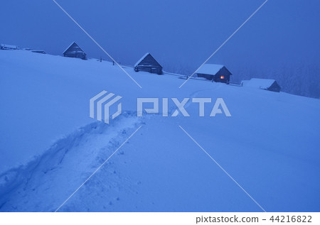 Path to the huts 44216822