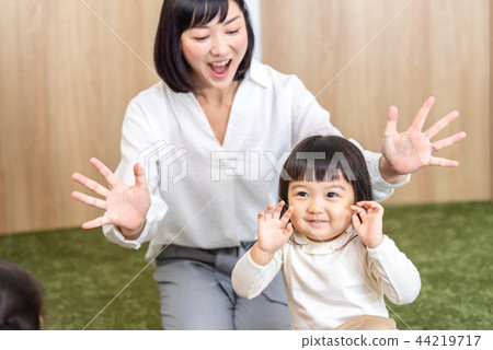 父母和孩子玩耍 44219717
