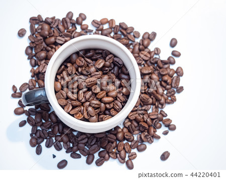 Coffee cup with coffee beans 44220401