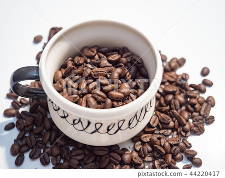 咖啡杯與咖啡豆 44220417