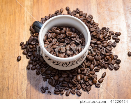 咖啡杯與咖啡豆 44220424