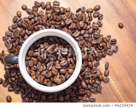 咖啡杯與咖啡豆 44220434