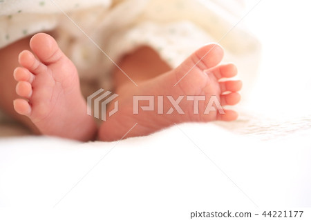 Baby's foot 44221177