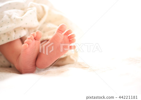 Baby's foot 44221181