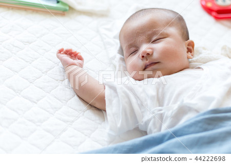 睡覺的新生嬰兒的臉 睡覺的新生嬰兒的臉 44222698