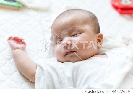 睡覺的新生嬰兒的臉 睡覺的新生嬰兒的臉 44222699