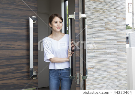 一個女人在大門前 一個女人在大門前 44223464