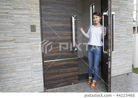 一個女人在大門前 44223468