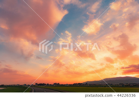柔和的色彩柔和的日落 柔和的色彩柔和的日落 44226336