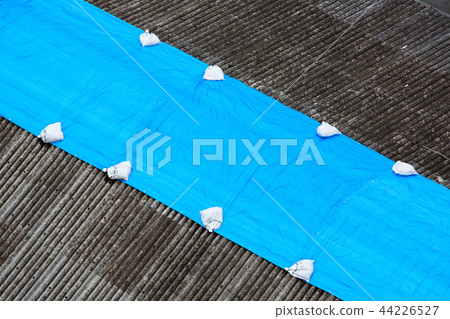 颱風損壞的工廠屋頂 44226527