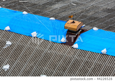 颱風損壞的工廠屋頂 44226528