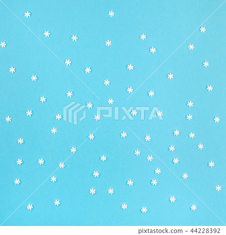 Winter pattern made of small white snowflakes Winter pattern made of small white snowflakes 44228392