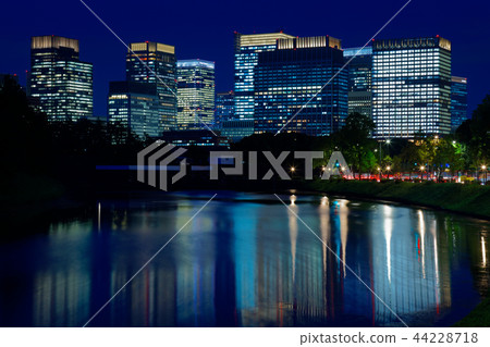 Sakuradamon和丸之內大街的夜景 Sakuradamon和丸之內大街的夜景 44228718