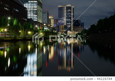 A view of the night view of Hibiya-dori high-rise building town and Hibiya Pass A view of the night view of Hibiya-dori high-rise building town and Hibiya Pass 44228784