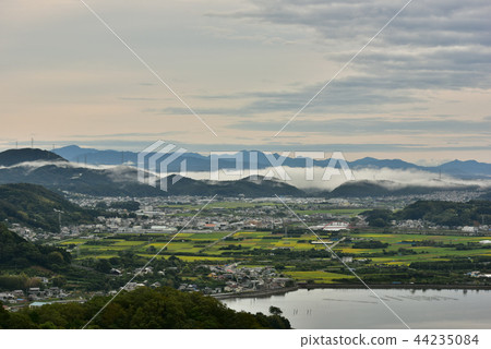 Okuhama湖一個多雲的早晨 44235084