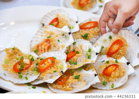 Hand pick Grilled scallops with butter 44236331