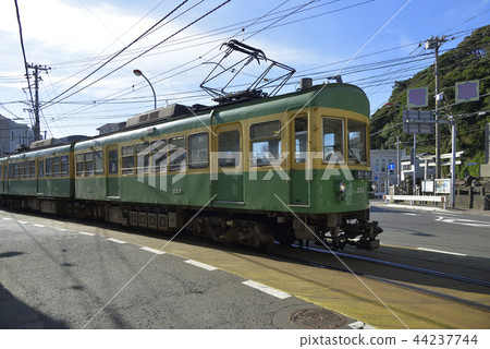 Ryukouji intersection near Enoshima station [Enoden] Type 300 that runs on the combined track section 44237744