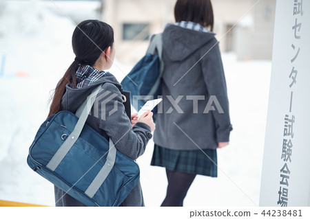 高中女孩參加中心考試 44238481