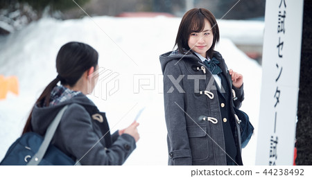 高中女孩參加中心考試 44238492