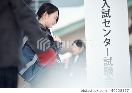 高中女孩參加中心考試 44238577