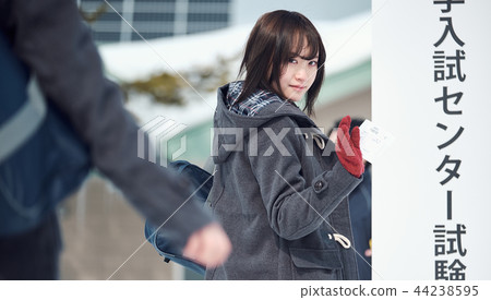 高中女孩參加中心考試 44238595