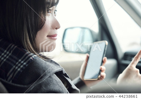 一個女人騎著一輛車 44238661