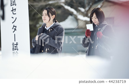 高中女孩參加中心考試 44238719