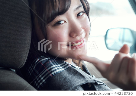 一個女人騎著一輛車 44238720