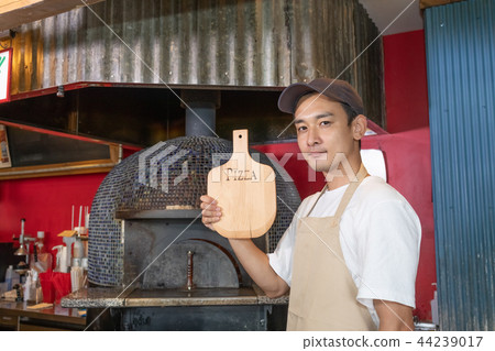 在比薩店工作的人 44239017