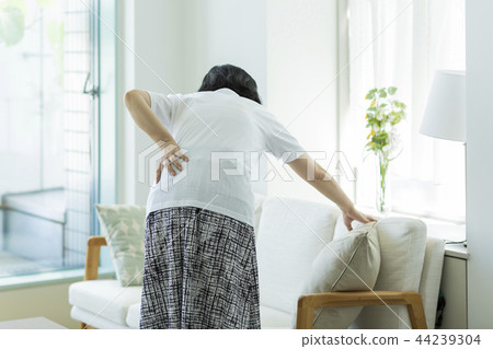 中年女人背痛 44239304