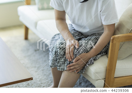 中年女人膝蓋疼痛 44239306