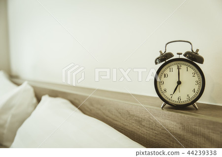 retro clock times 7 o'clock in the bedroom retro clock times 7 o'clock in the bedroom 44239338