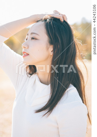 A woman who brushes her hair A woman who brushes her hair 44243106