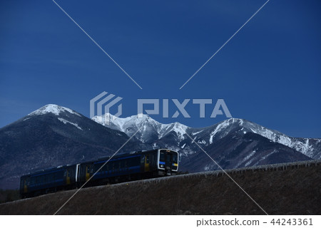 Koumi Line混合動力列車穿過Yatsugatake的冬季大曲線 Koumi Line混合動力列車穿過Yatsugatake的冬季大曲線 44243361