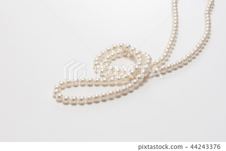 Pearl necklace Pearl necklace 44243376
