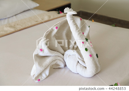 Swan figure made of white Terry towels 44248853