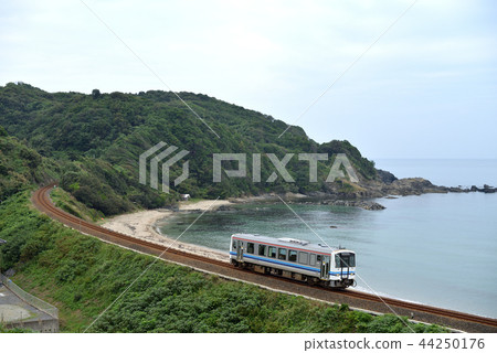 Kiha 120 single train running along the Japan Sea in Shimane Prefecture 44250176