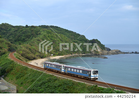 Kiha 120 ordinary two cars running along the Japan Sea in Shimane Prefecture Kiha 120 ordinary two cars running along the Japan Sea in Shimane Prefecture 44250214