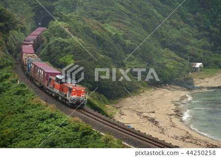 DD511804 container freight train diverting via San-in line DD511804 container freight train diverting via San-in line 44250258